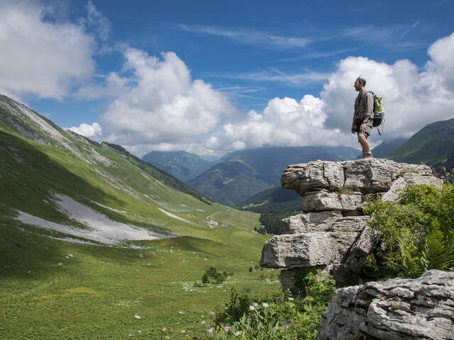Le Col de l'Arclusaz depuis le vallon de Bellevaux