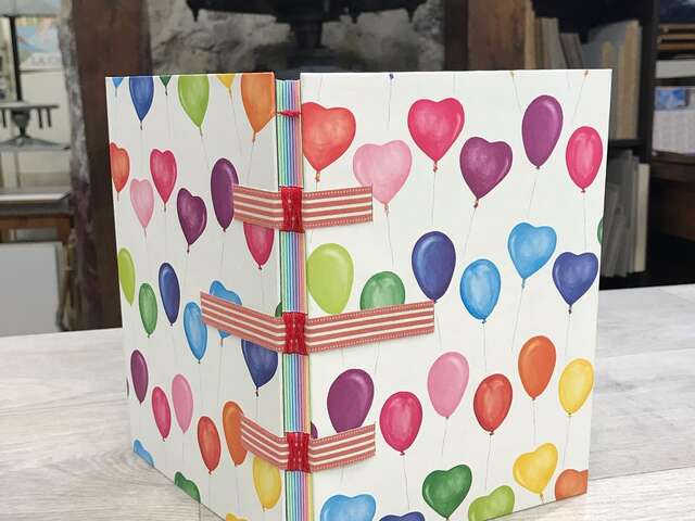 Atelier de reliure sur rubans