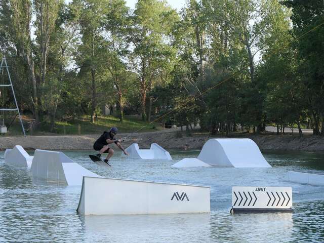 Activité wakeboard avec Dynamite Wakepark