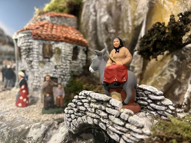 Ateliers argile au Village des Santons - Modelage d'un santon