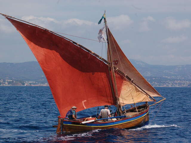 Rounds in the water aboard a pointu
