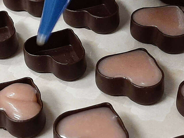 Ich überziehe und verziere meine Schokoladenherzen als Duo.