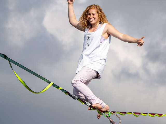 Initiation slackline au dessus de l'eau