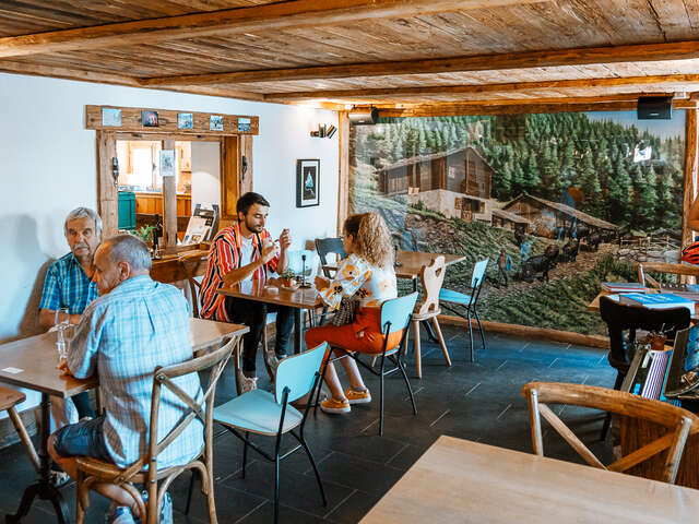 Carrefour du Village Bruson