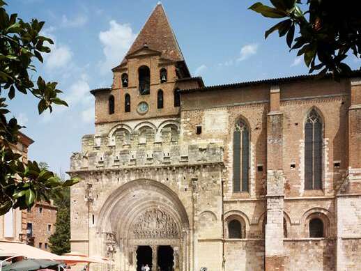 El claustro, la iglesia de la abadía de San Pedro y su tímpano