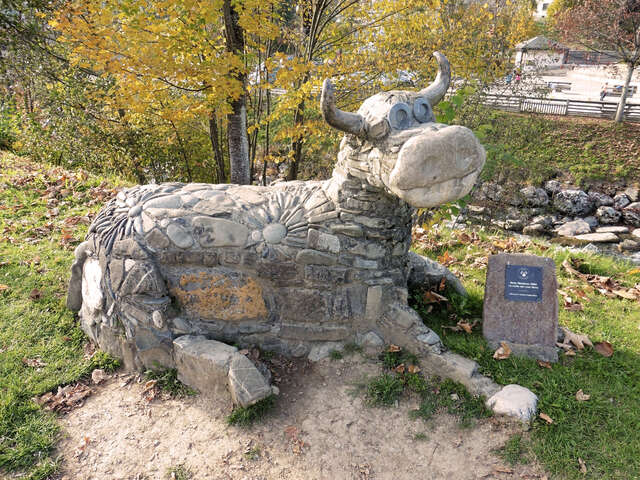 Cow Art : sculpture "The Blue-Eyed Cow"