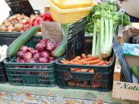 Kleiner Markt mit lokalen Produzenten