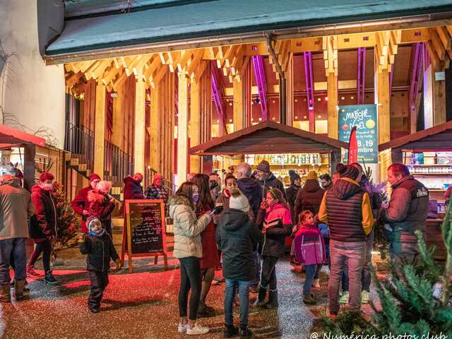 Marché de Noël : petit village de chalets
