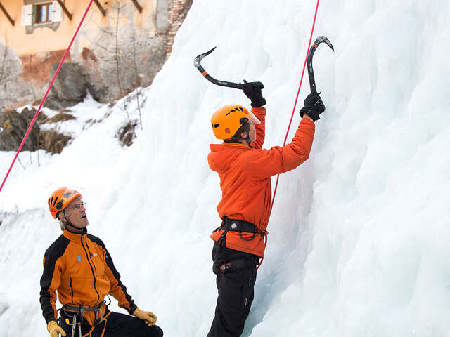 Cascade de glace artificielle d'Aiguilles