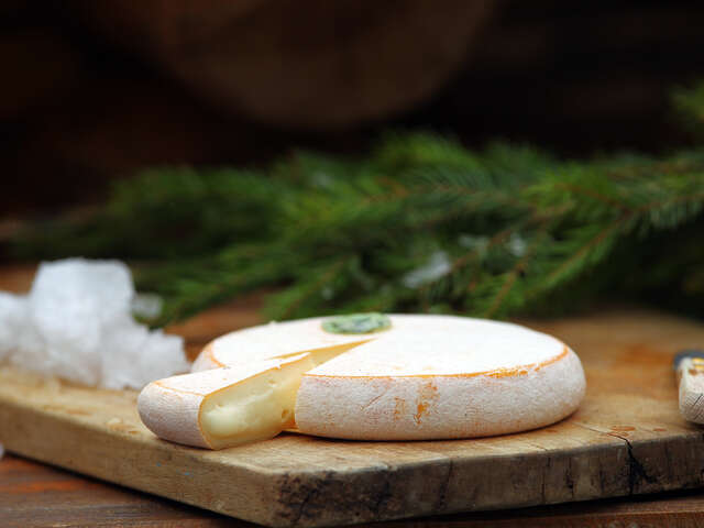 Welcome drink: discover the reblochon cheese