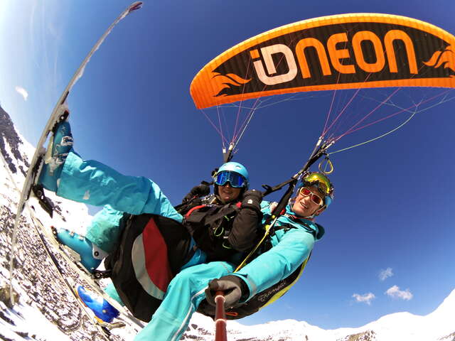 Paragliding with Flyverbier