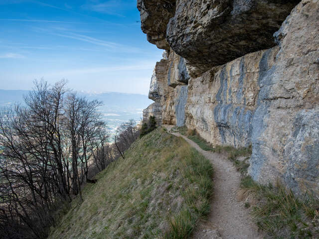 Hiking loop: Sentier pédestre géologique de la grotte d'Orjobet