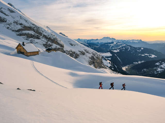 Ski de randonnée au soleil couchant