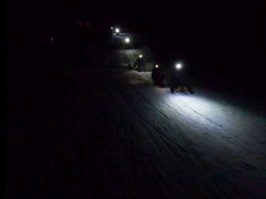 Descente en luge nocturne