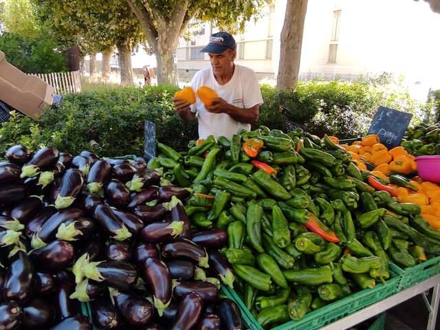 Un marché sur l'avenue Jean Jaurès