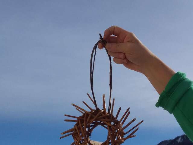 Atelier de vannerie: confection d'une mangeoire ronde pour les oiseaux