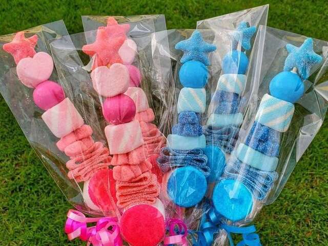 Making candy brochettes