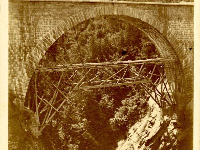 Exposition en plein air  "Histoires de ponts"