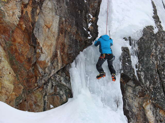 Escalade sur glace avec le Bureau des Guides