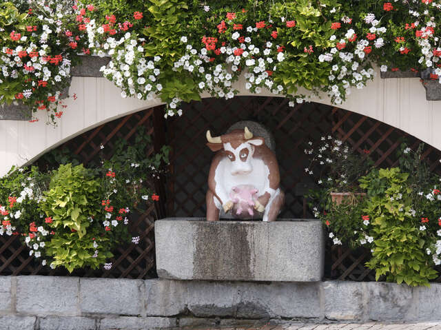Cow Art : sculpture "The Fountain Cow"