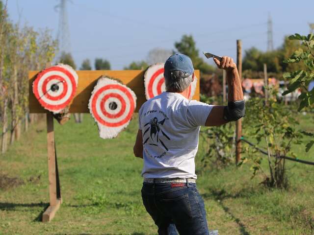 Initiation au lancer de couteau avec le Champion du Monde