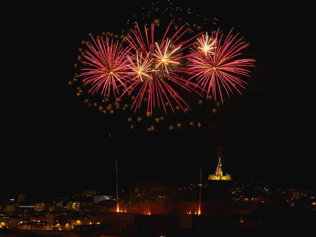 Spectacle de drones et feu d'artifice