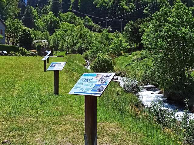 À contre-courant sentier au fil de l'eau