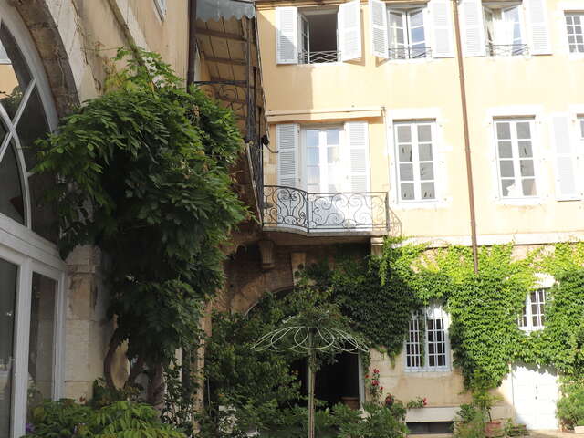 L'hôtel Cabuchet, côté rue, côté cour