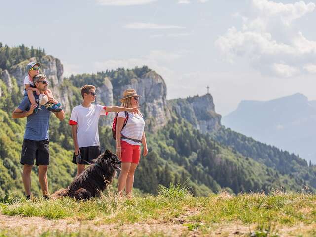 La croix du Nivolet depuis Le Sire