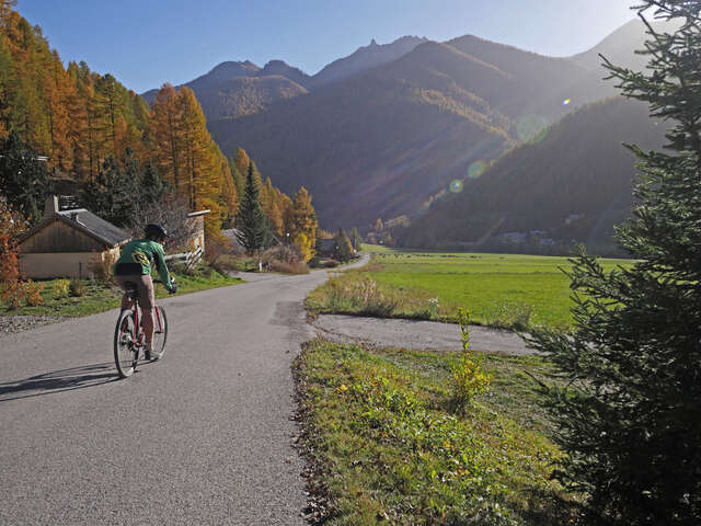 Là-haut des petits chalets veillent en gravel