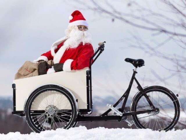 Weihnachtsparade: Dreiräder und Ballonkünstler in den Straßen