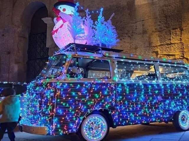 Beleuchtete Oldtimer-Parade