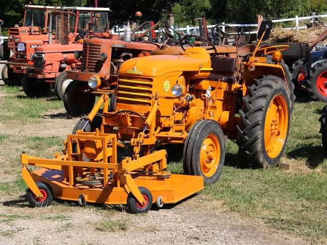 Exposition de vieux tracteurs à Lompnieu