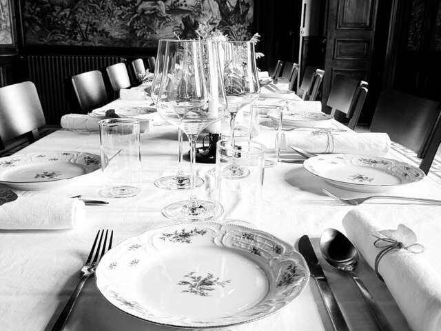 Saint-George hosts table