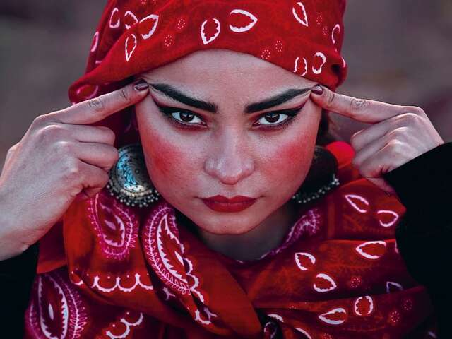 Femmes dévoilées et hommes en fleurs