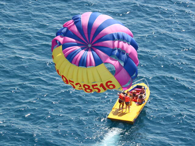 Jeux nautiques : Parachute ascensionnel