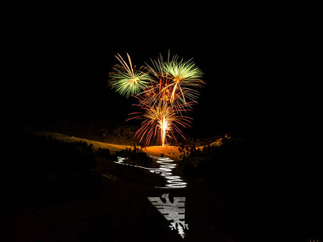 Descente aux flambeaux et feux d'artifice