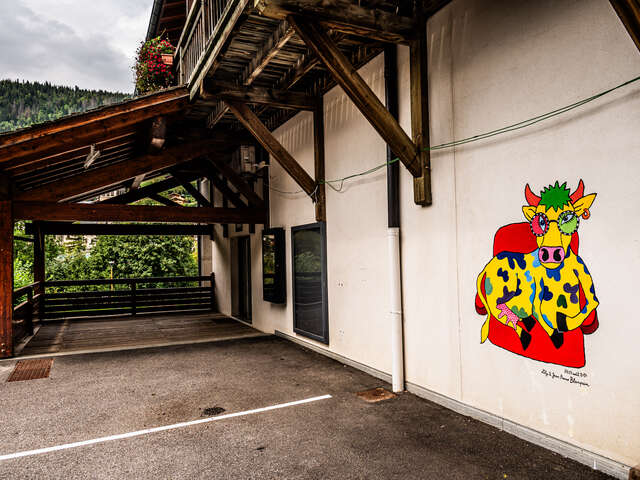 Art vache : fresque ''La vache cinéphile''