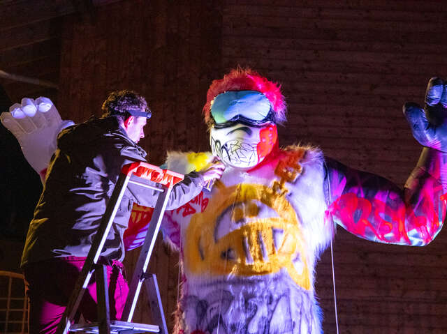 Live-Malerei auf einer aufblasbaren Struktur