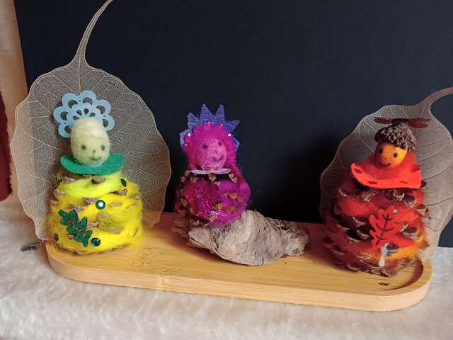 Atelier : La famille royale des lutins en pommes de pin et laine cardée