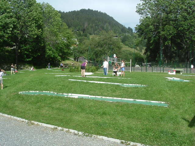 Rencontre amicale de mini-golf pour enfants