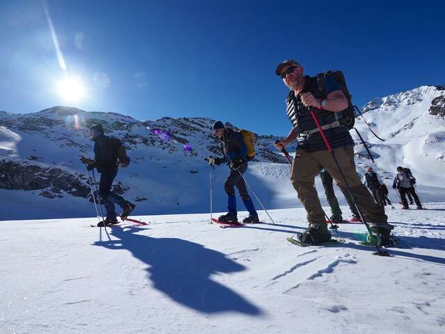 Vers les crêtes et sommets enneigés du Queyras