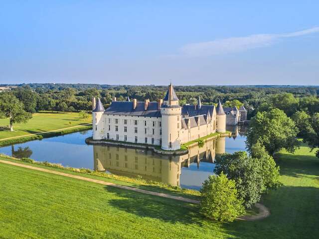 From Plessis-Bourré to the Lower Anjou Valleys