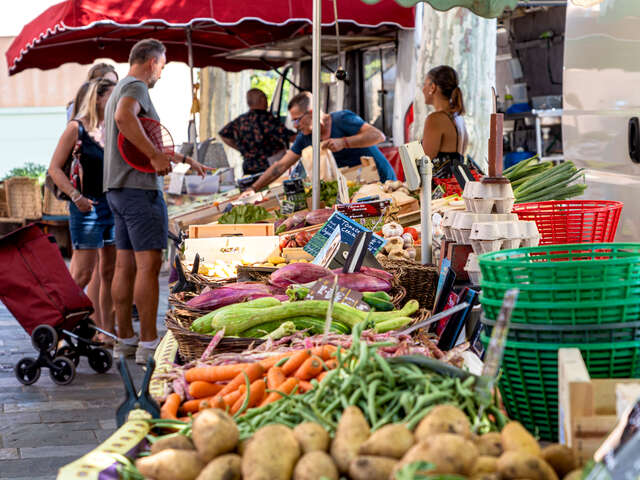 Marché à Grimaud village