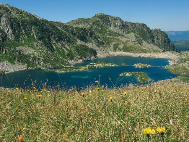 Les 7 Laux Refuge and Lakes via Fond de France