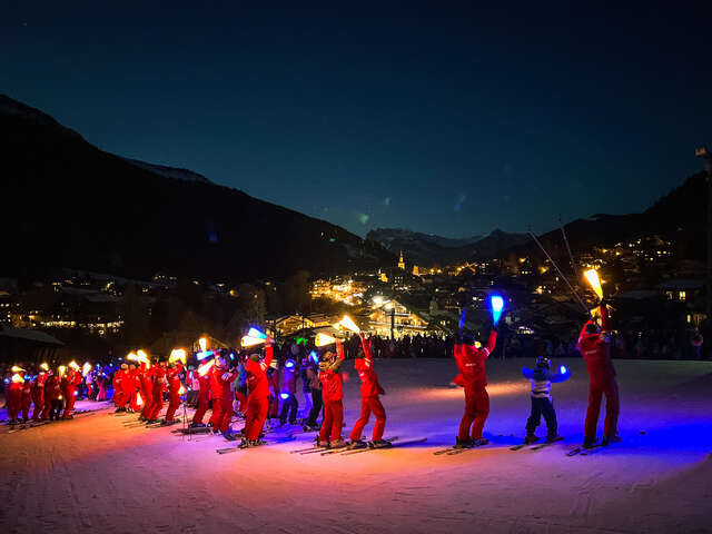 Descente aux flambeaux des moniteurs de l'ESF