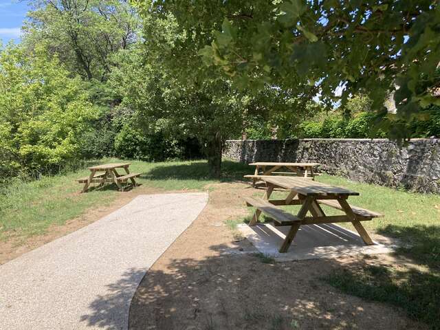 Aire de pique nique au bord de la Viarhôna
