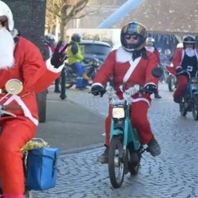 La ronde des Pères Noël en mobylette !