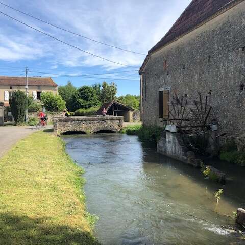 DE LA RIVIERE BASSE AUX HAUTEURS DE CASTELNAU