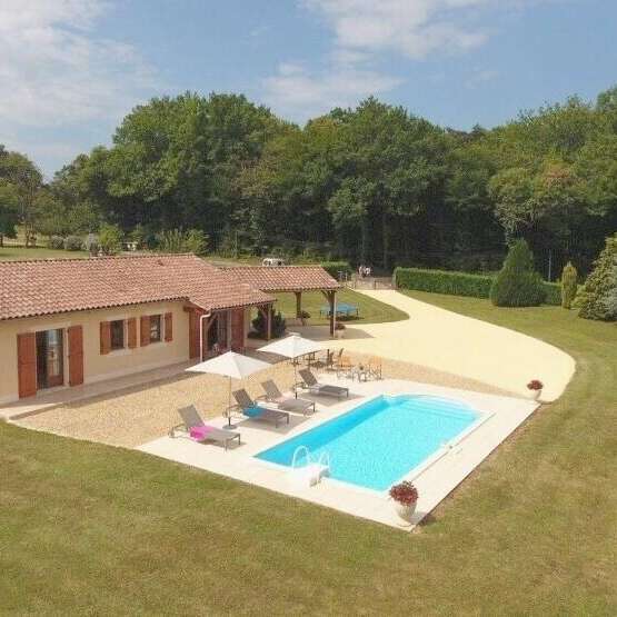 Chataigne avec sa piscine privée au nord de Sarlat